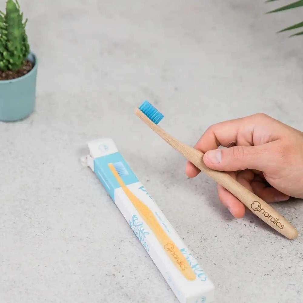 E-shop Bambusová kefka na zuby s modrými štetinami pre dospelých NORDICS