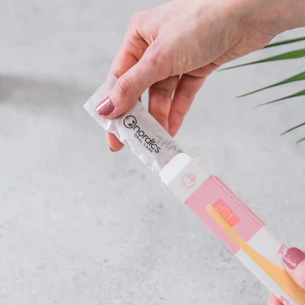 E-shop Bambusová kefka na zuby s ružovými štetinami pre dospelých NORDICS