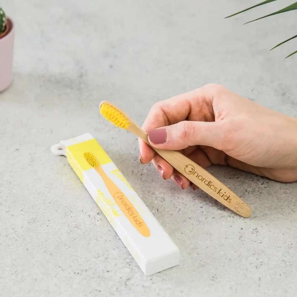 E-shop Detská bambusová kefka na zuby so žltými štetinami NORDICS