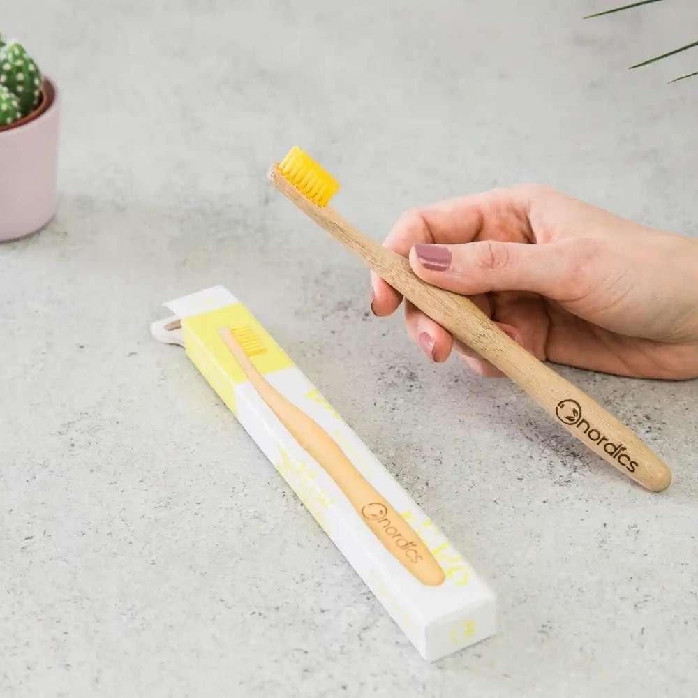 E-shop Bambusová kefka na zuby so žltými štetinami pre dospelých NORDICS