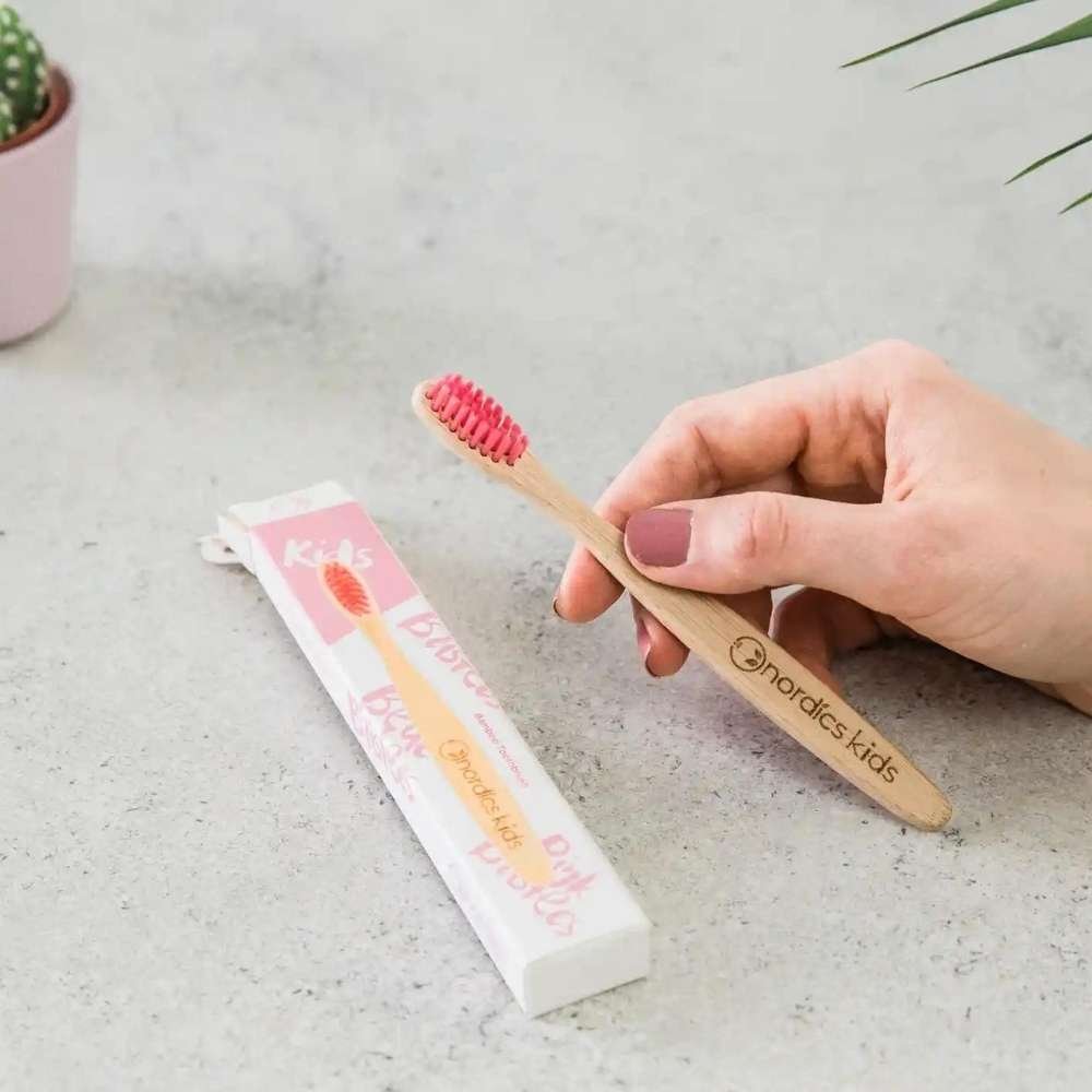 E-shop Detská bambusová kefka na zuby s ružovými štetinami NORDICS