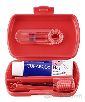 Curaprox Kids travel červený 1x zubná kefka 2x medzizubná kefka CPS 1x zubná pasta melón 6+ 10 ml 1x nálepka darčeková sada